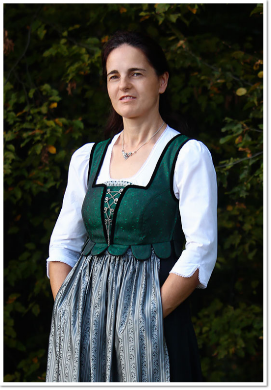 Grünes Dirndlkleid mit grauer Schürze