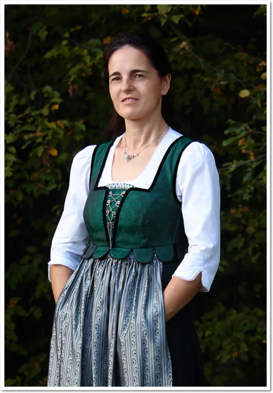 Grünes Dirndlkleid mit grauer Schürze
