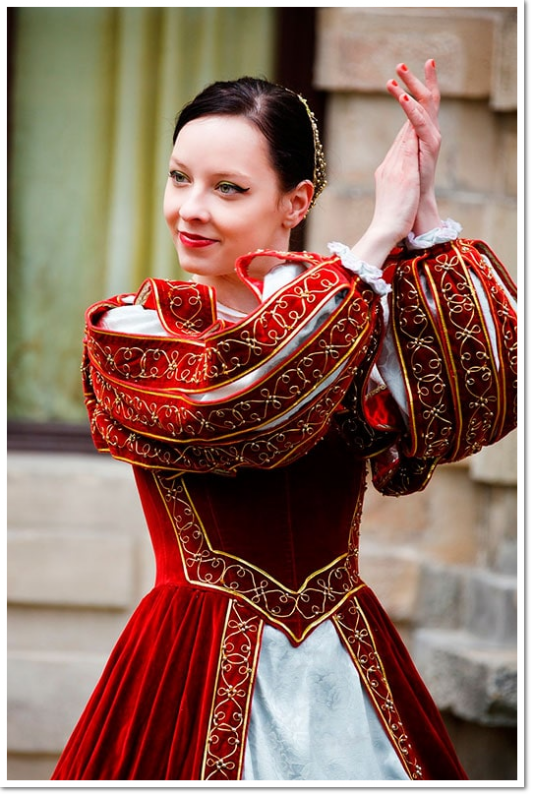 rotes mittelalterliches Ballkleid mit Puffärmeln