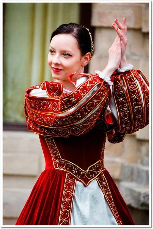 rotes mittelalterliches Ballkleid mit Puffärmeln