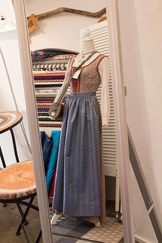 Dirndlkleid mit blauer Schürze