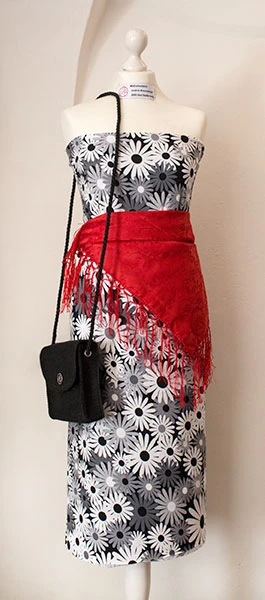 Schwarz-weiß geblümtes Sommerkleid