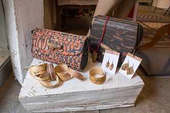 Armreifen, Ohrringe und Handtaschen aus Holz