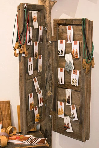 Ohrringe und Halsketten aus Holz