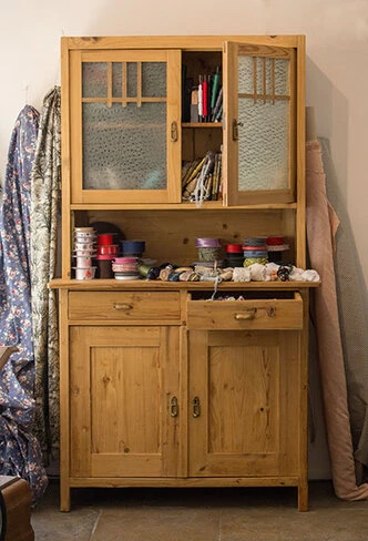 Altmodischer Schrank mit Nähutensilien