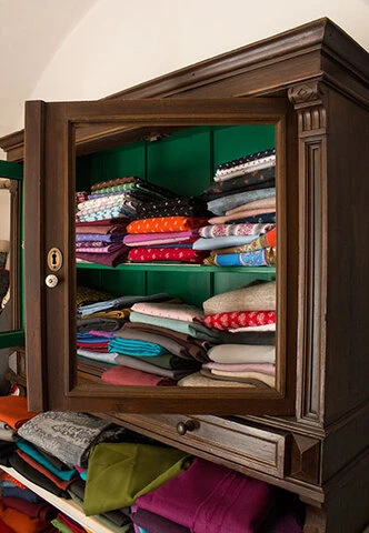 Schrank voller Stoffballen