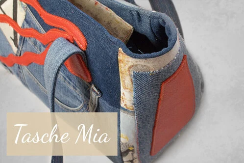 Tasche aus hellblauem Jeansstoff mit rotem Leder