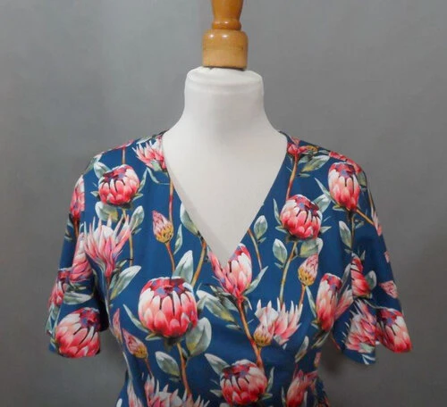 Blaues Wickelkleid mit rotem Blütenmuster