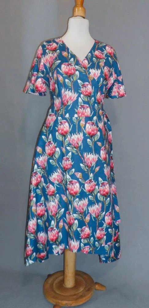 Blaues Wickelkleid mit rotem Blütenmuster