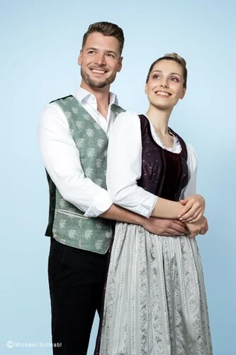 Hellgrünes Trachtengilet und violettes Dirndlkleid